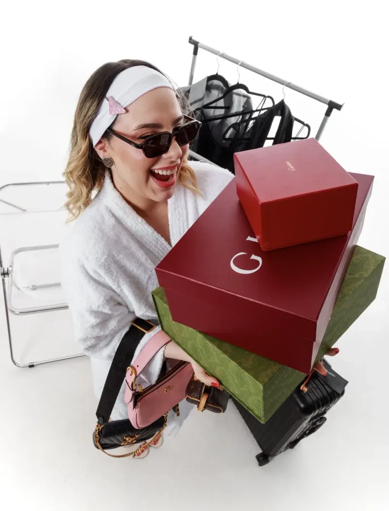 Vitória com bolsas de luxo